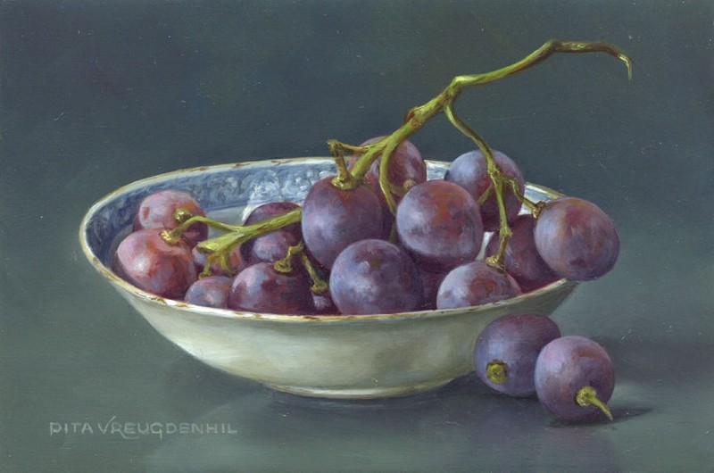 Stilleven met blauwe druiven in schaaltje