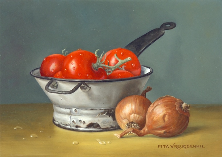 Stilleven met emaille vergietje en sjalotten