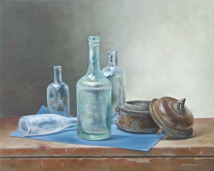 Stilleven met flessen op blauw papier