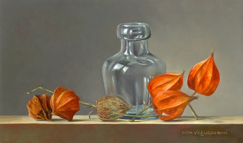 Stilleven met flesje en lampionnetjes