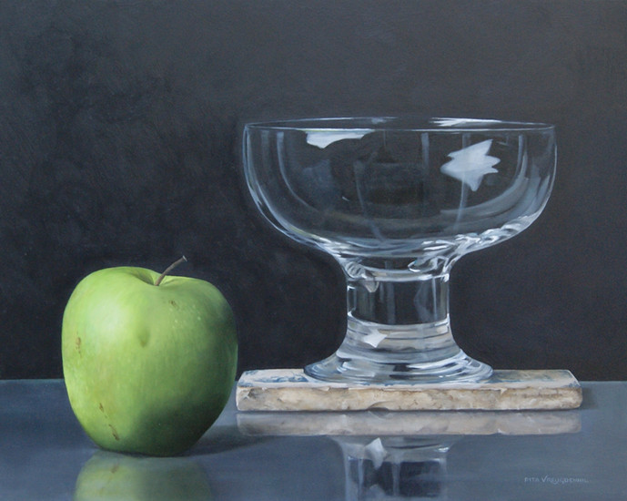 Stilleven met glazen coupe en groene appel