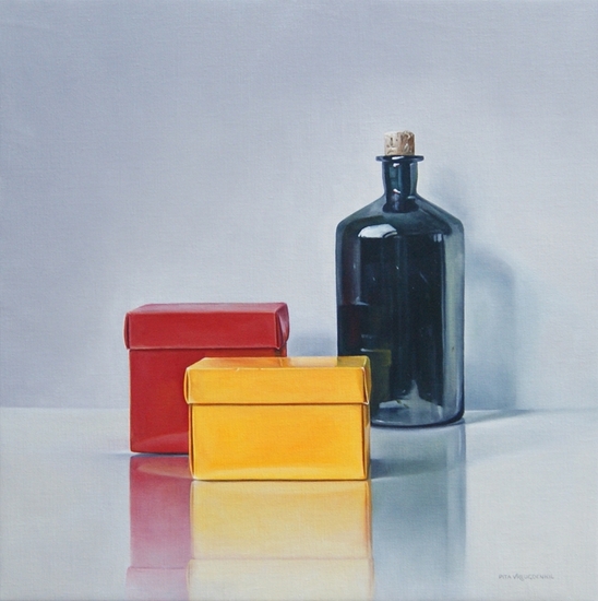 Stilleven met rood en geel doosje