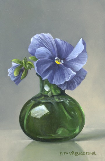 Stilleven met blauwe viooltjes in groen flesje