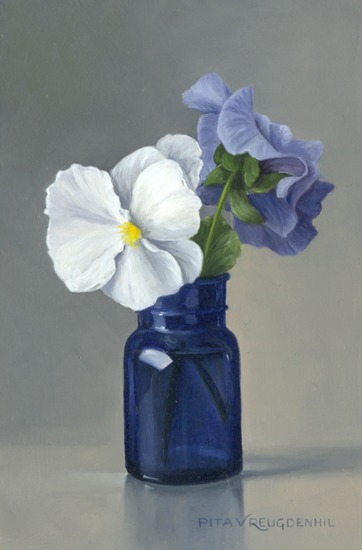 Stilleven met wit viooltje in blauw flesje