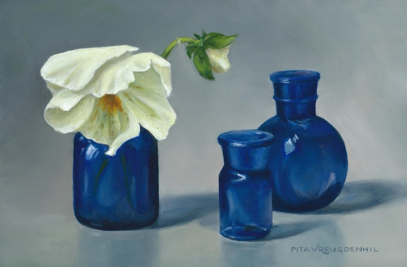 Blauwe flesjes en wit viooltje