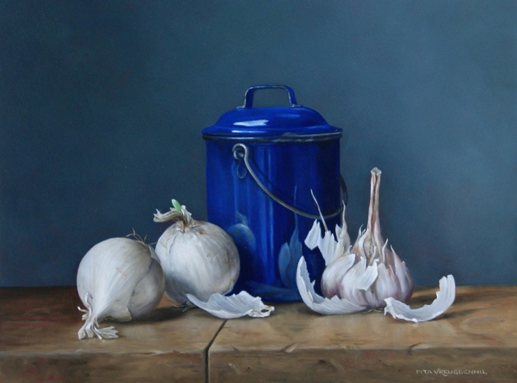 Blauw emaille en witte uien