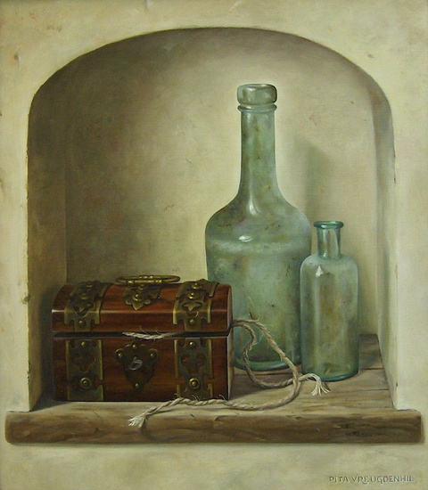 Stilleven met antiek kistje en flesjes in een nisje