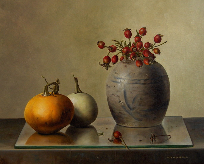 Stilleven met gemberpot met rozenbottels