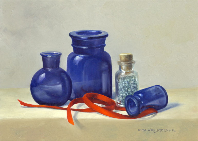 Stilleven met blauwe flesjes en rood lintje