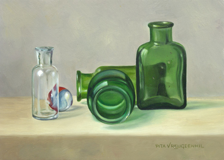 Stilleven met groene flesjes en knikker nr 2