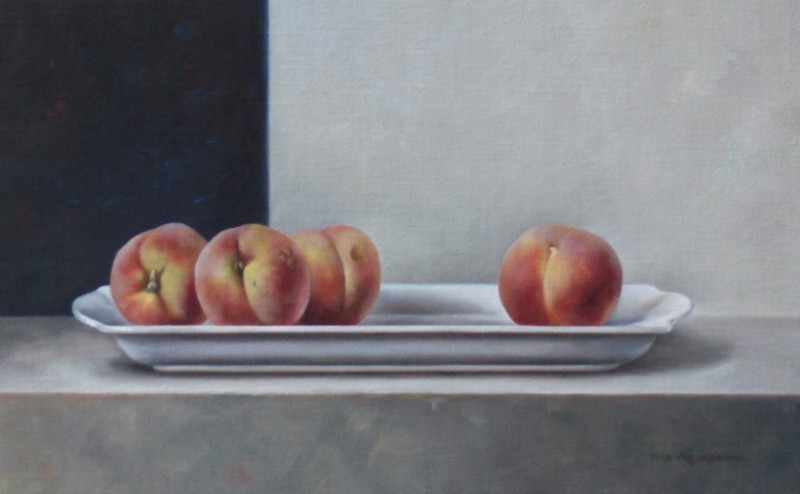 Stilleven met perziken op wit schaaltje