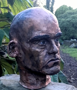 Boetseerwerken van dierenkoppen en mensenhoofden