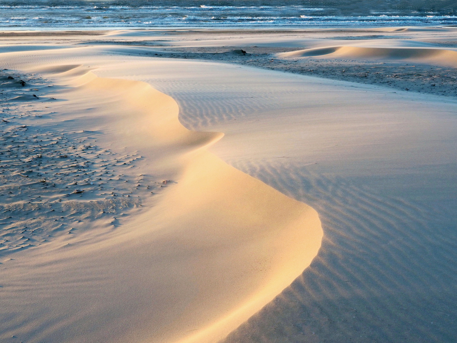 Strand Midsland aan zee tijdens windkracht 5.