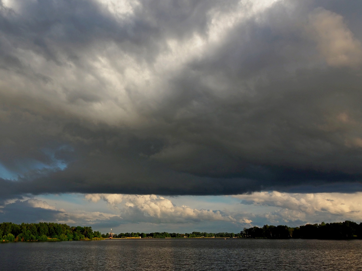 Wolkendek boven het Hoornse Meer
