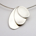 Although I live in the beautiful Alblasserwaard, every day during the summer as I work in my workshop I hear the wonderful peacocks of my neighbour. Absolutely no native bird to the Netherlands, nevertheless, a wonderful inspiration.