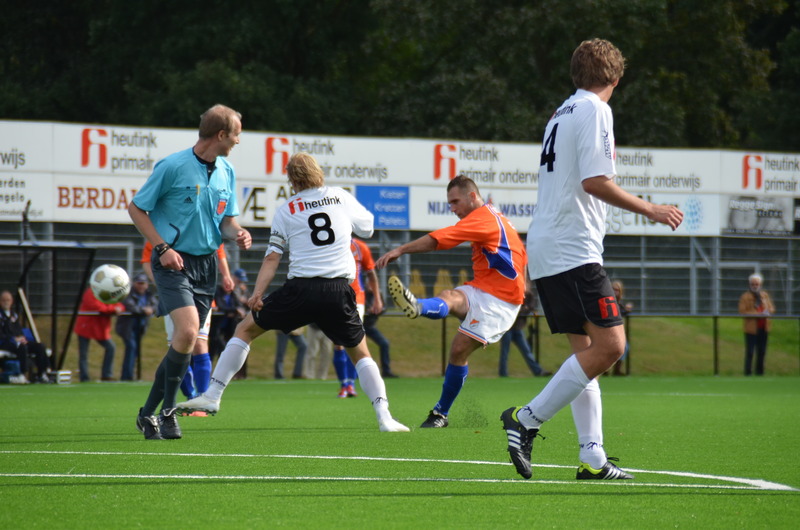 Arnold Herder schiet op SVZW doel....