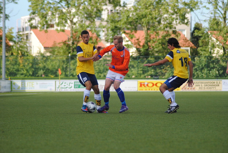 Martijn Roosenburg in duel met NSC spelers....