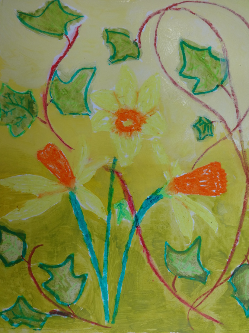 compositie met narcissen en klimop