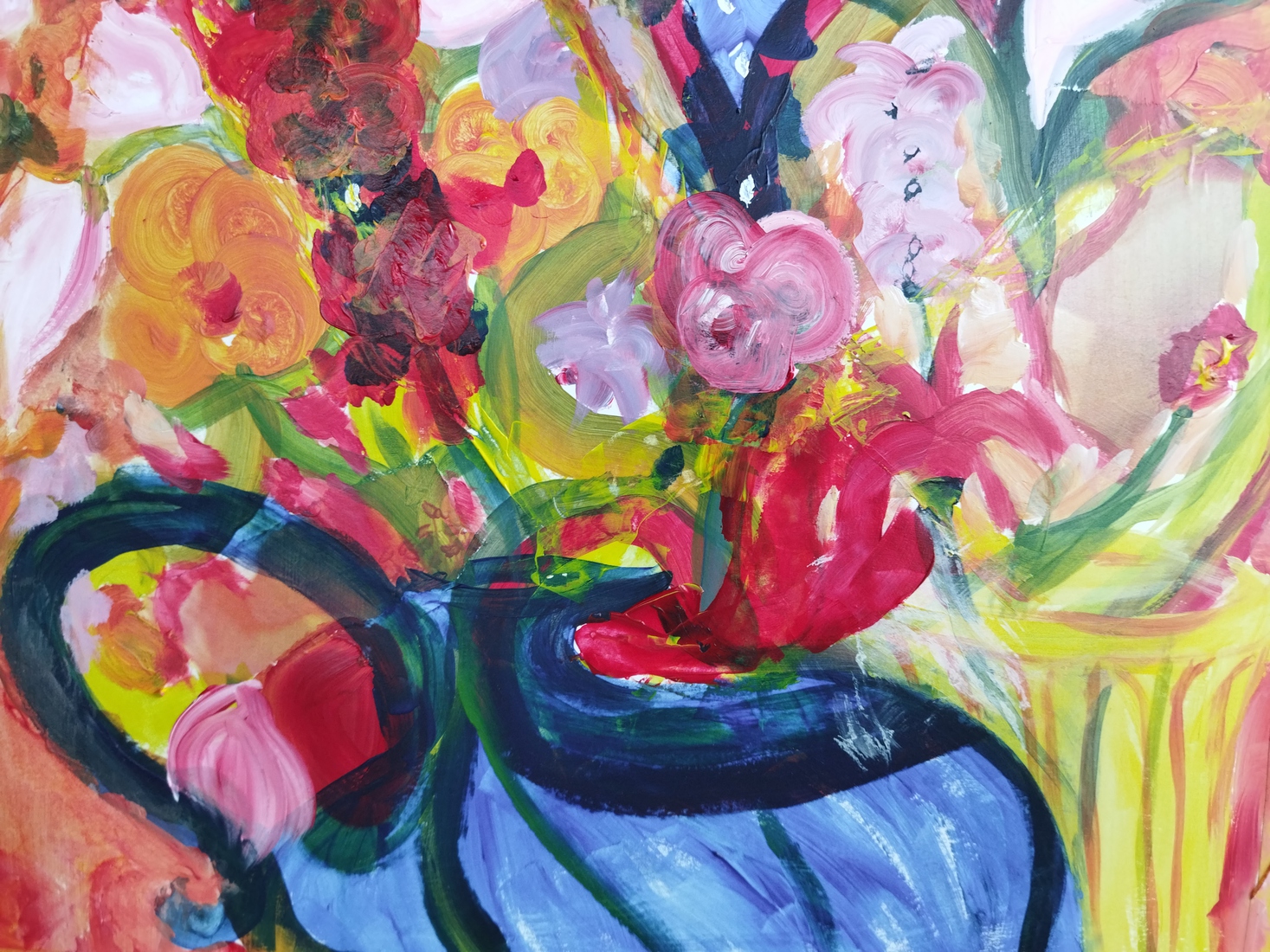 vrije compositie met bloemen en vaas