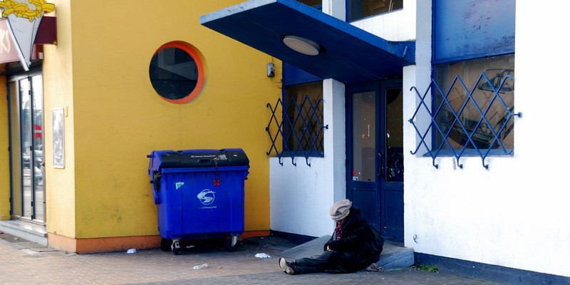 Slapend vrouwtje in de koude ...