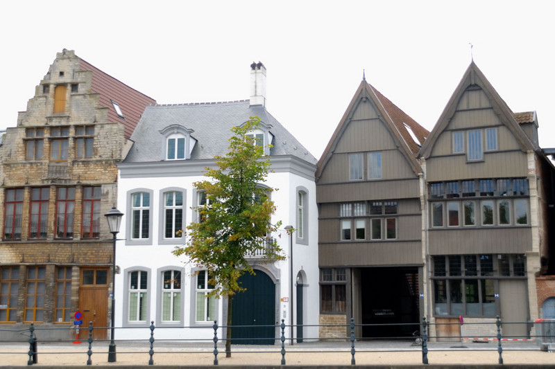 Houten huisjes aan de kade