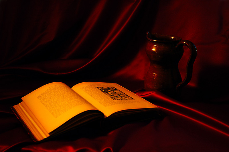 Boek en Middeleeuwse kan op rode zijde