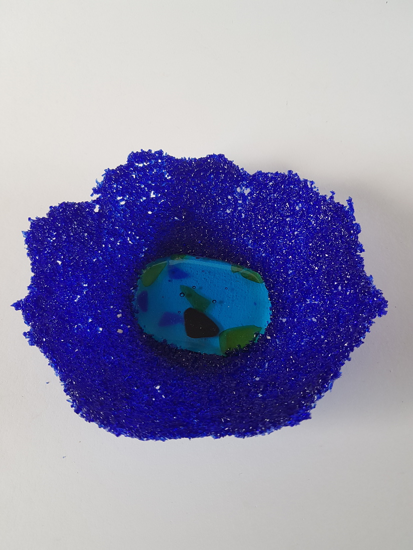 Koningsblauw pate de verre schaaltje met fused glas details