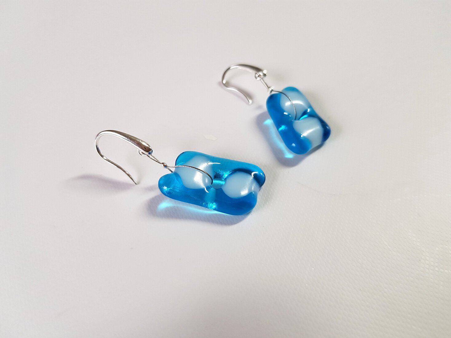 Lichtblauwe oorbellen van glas en zilver
