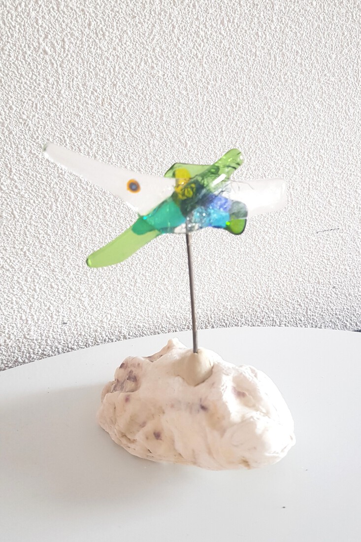 Visje van glas, sculptuurtje op oesterschelp