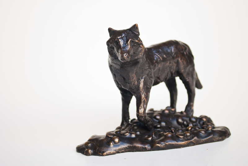 Bronzen wolf op ruw plateau