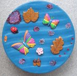 Ik maak zelf oceandrums. Dit zijn vrij platte schalen van allerlei materialen gevuld met gedroogde kruiden/bonen. Daar wordt stof overheen gespannen en dat wordt versierd. De maten zijn heel divers.