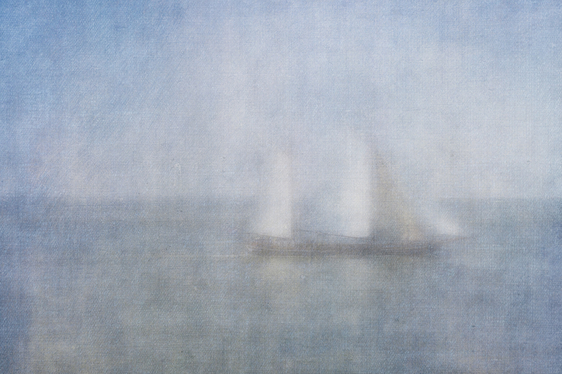 Zeilboot in mist