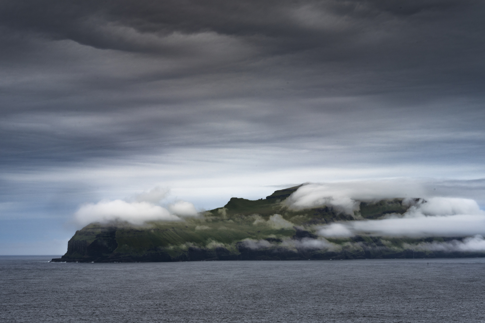 Wolkenspel boven Faroer