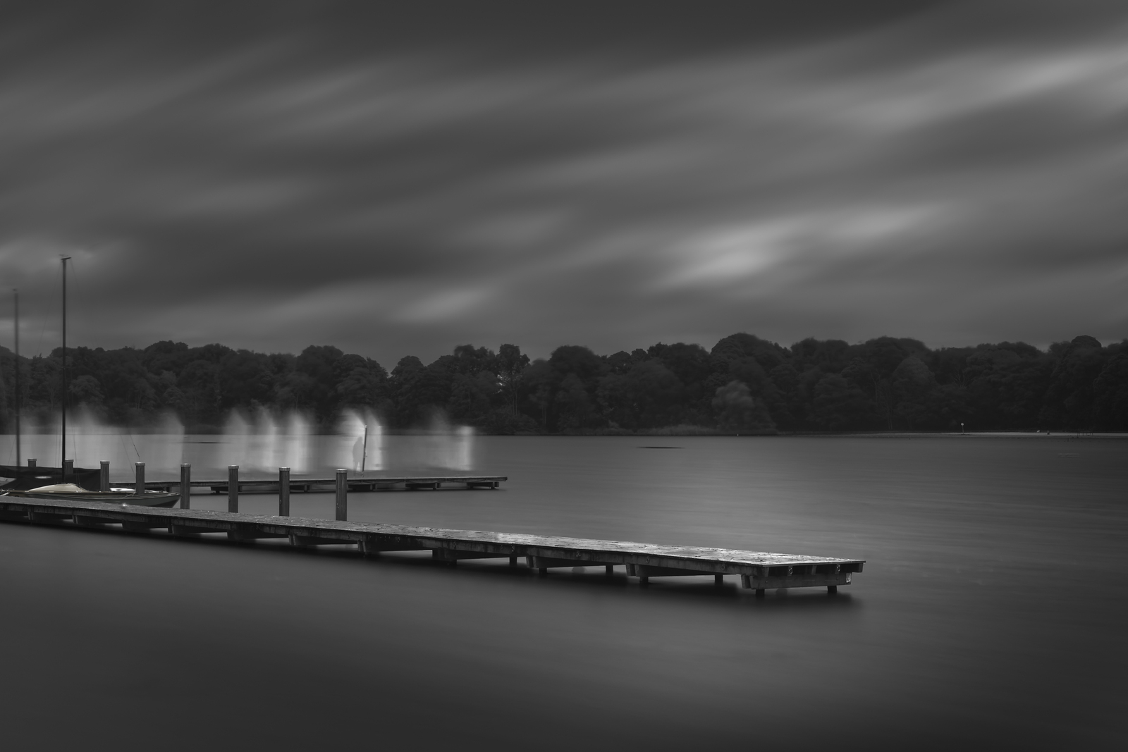 Steiger met bewogen zeilbootjes