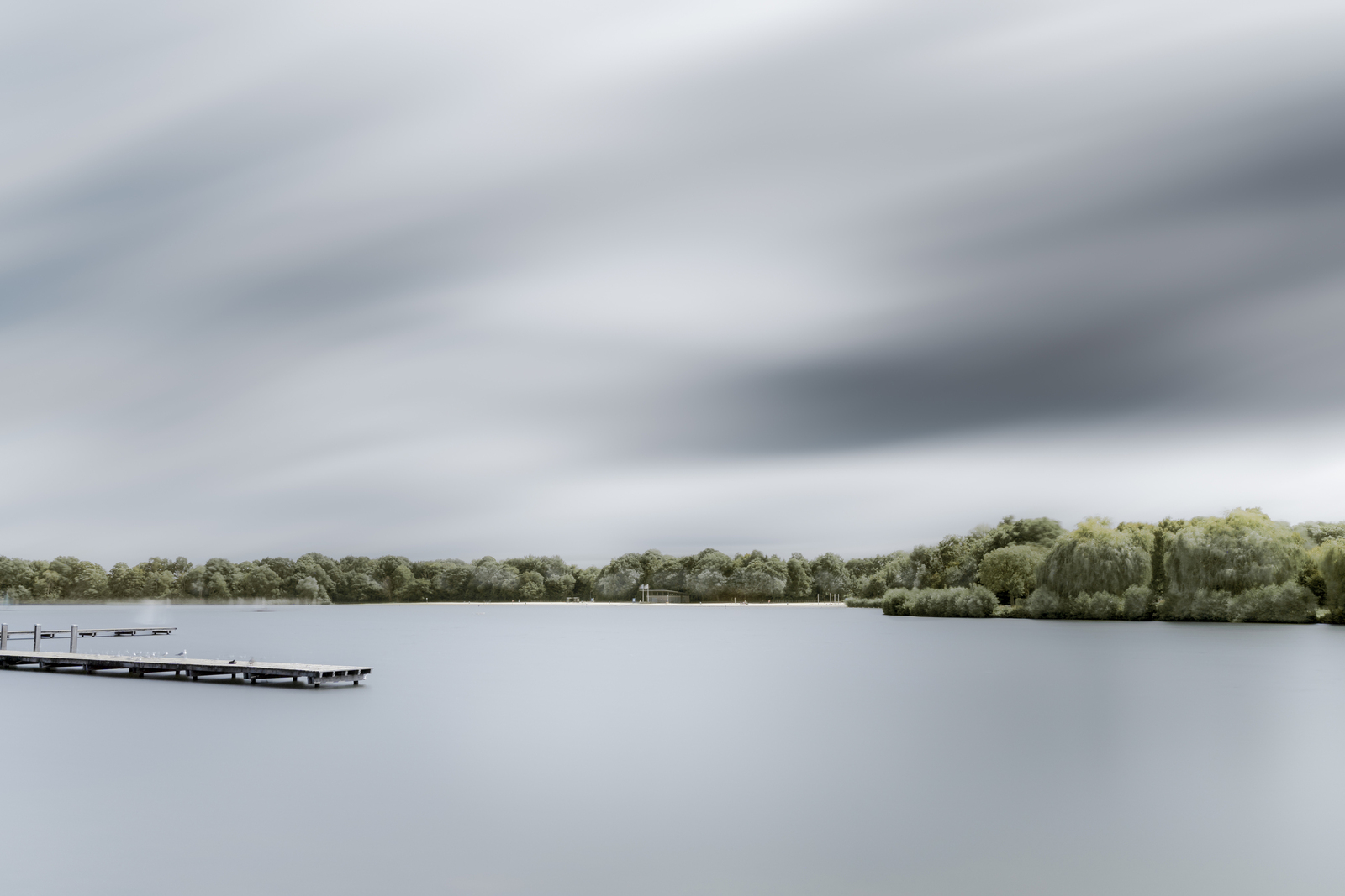 Verstild water met wolkenlucht