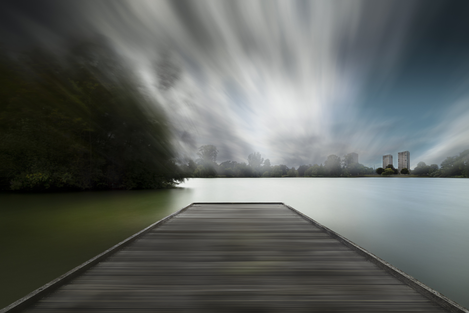 Winderig weer nabij het meer