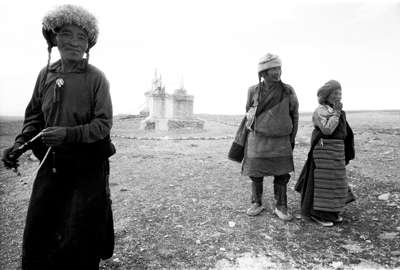 3 Tibetanen in nabijheid van het Manasarovar meer