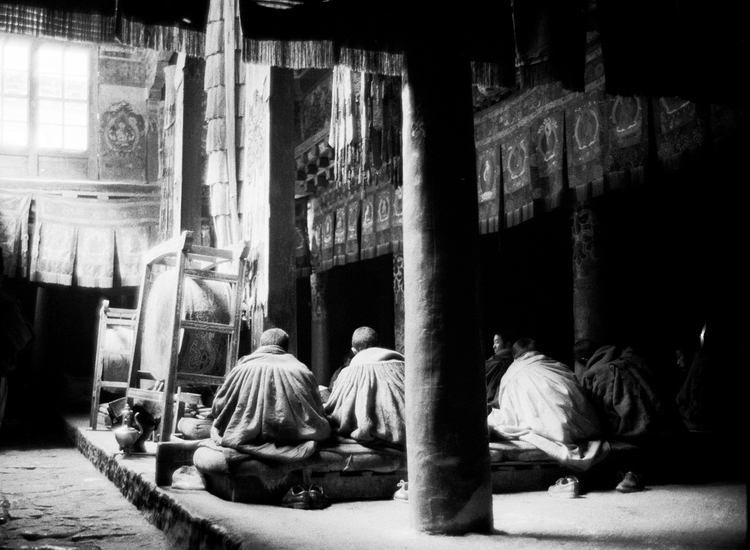 biddende monniken in Tibet