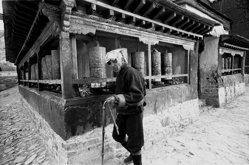 Tibet man met gebedsmolens