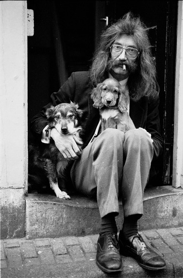 Buurman Anton met zijn honden