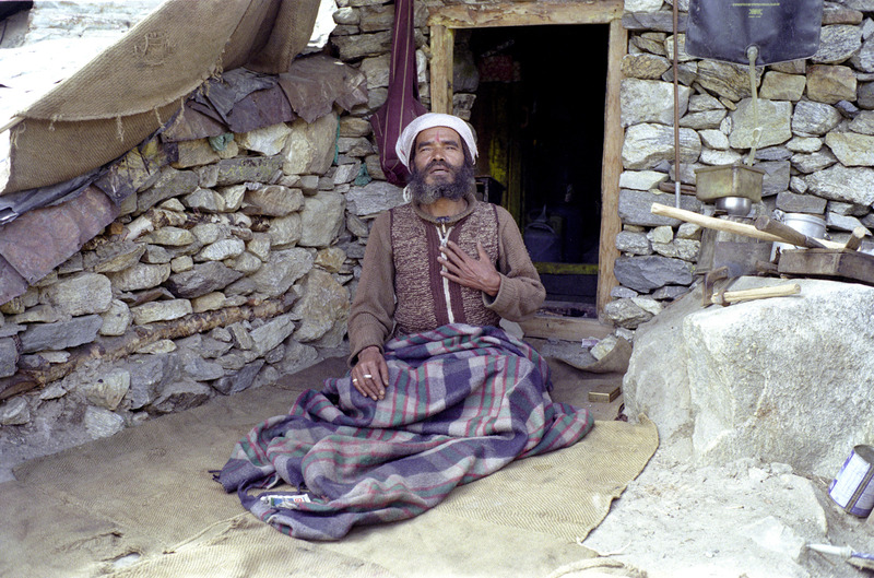 Sadhu voor zijn woning