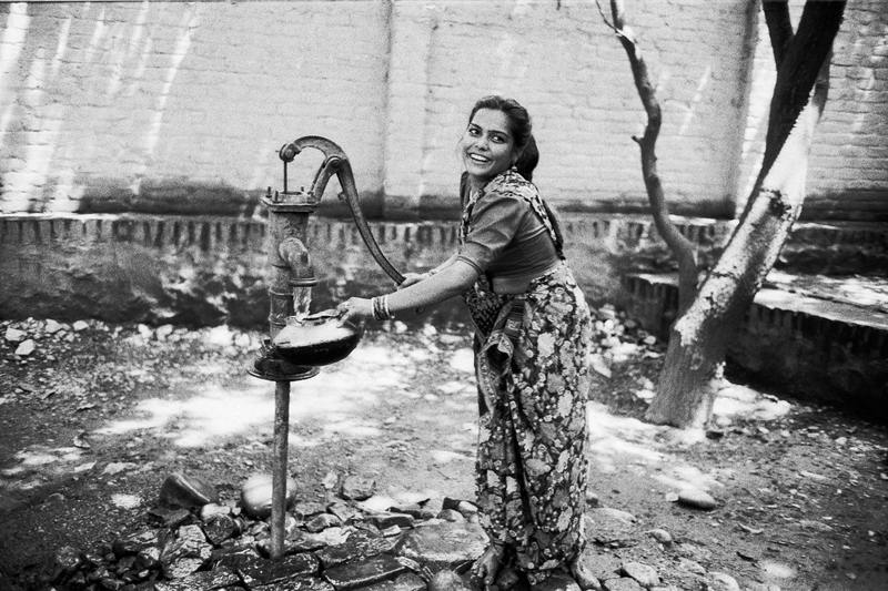 vrouw bij waterpomp