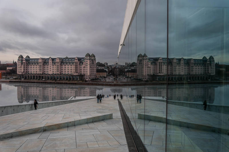 Spiegelend gebouw in Oslo