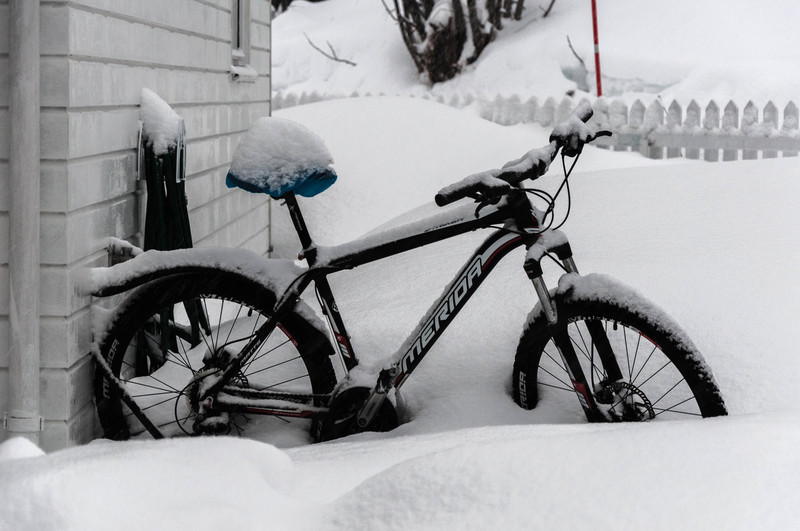 Ingesneeuwde fiets in Tromsø