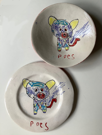 Kindertekening op bordje