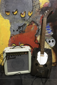 Zelf gemaakte gitaren, beschilderd en bespelen mogelijk