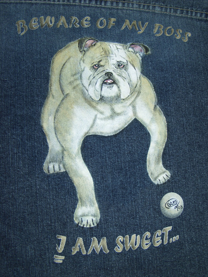 Bulldog op spijkerjack