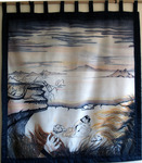 Het beschilderen van zijde met een afbeelding voor een wandkleed, of draagbaar als een sjaal.