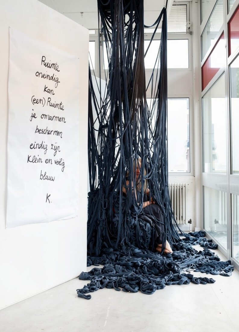 BLUE, interactieve installatie met gedicht.