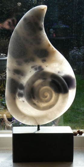 Vorm met spiraal van blauw albast